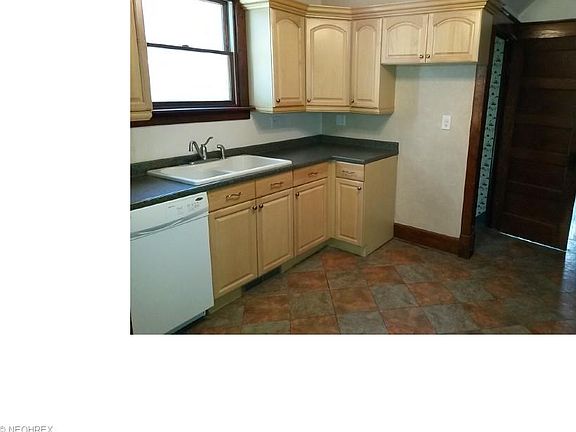 3rd image of 236 E Broadway Ave