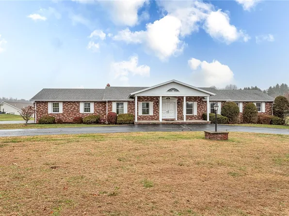 104 Industry Ln, Uniontown, PA 15401