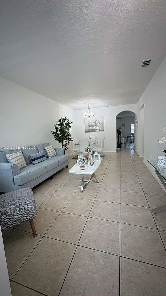 Towngate Condo Seven — Photo 2