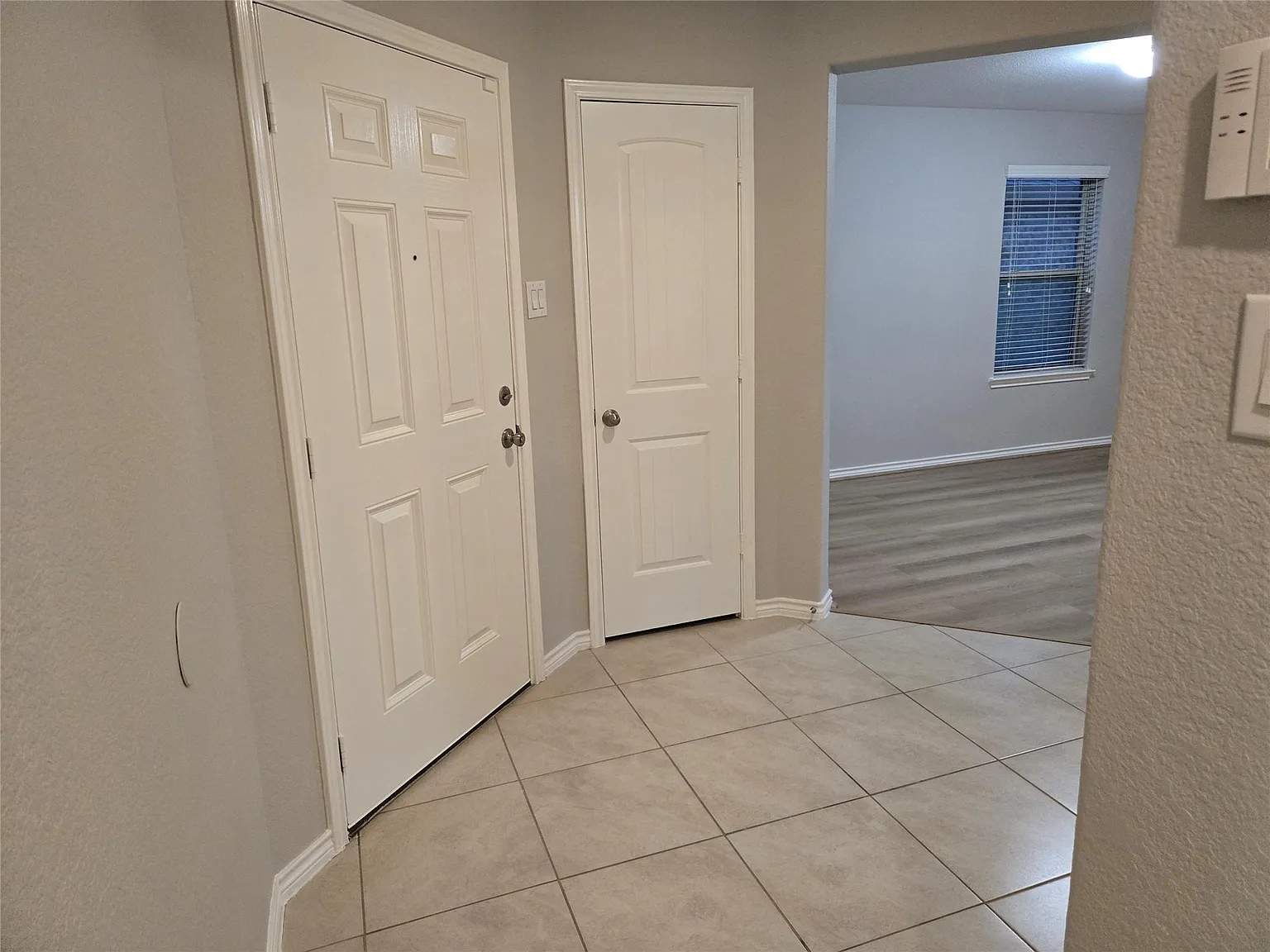 4 bed, 2.0 bath, 2032 sqft, $2,200 — Photo 2