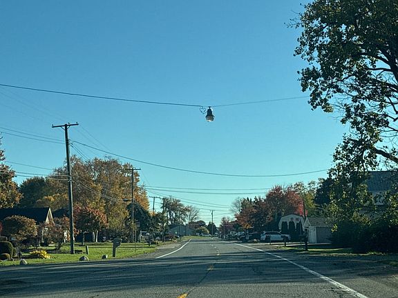 5th image of 31679 N River Rd