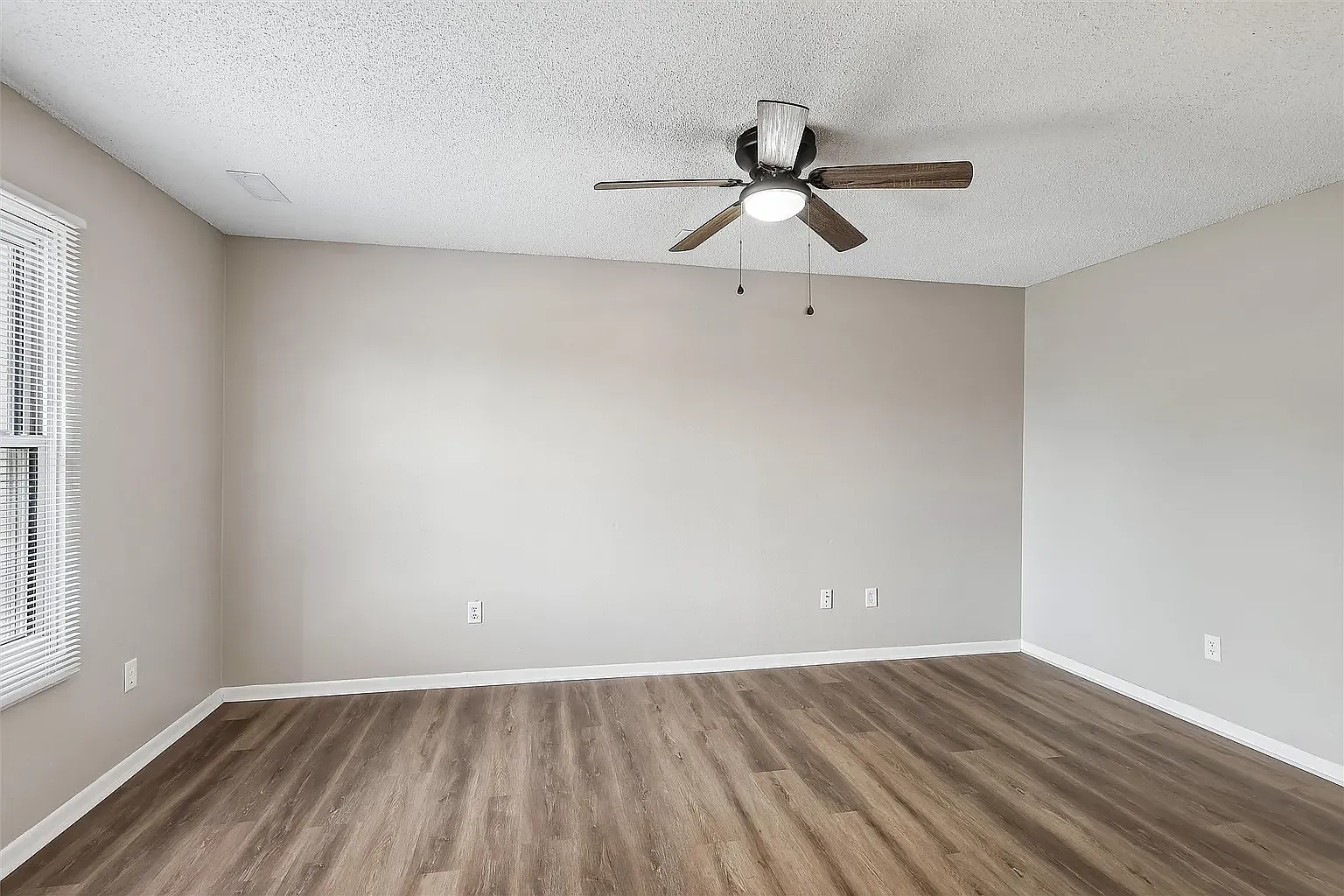 3 bed, 1.5 bath, 1284 sqft, $1,600 — Photo 4