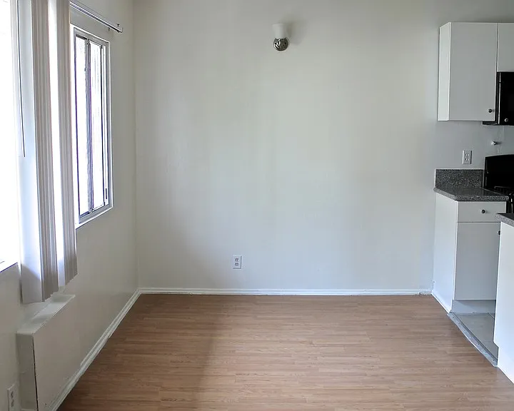 928 Albany St — Photo 3