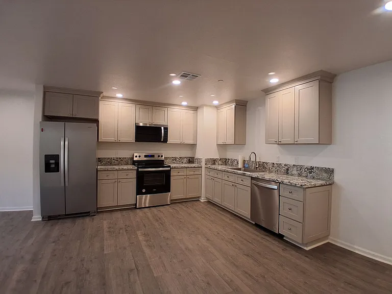 3016 Lake Park Ct — Photo 5