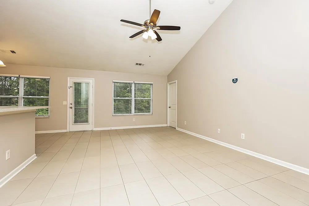 3 bed, 2.0 bath, 1310 sqft, $2,055 — Photo 4