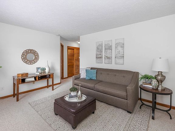 4th image of 1085 Parkside Ct S #1085