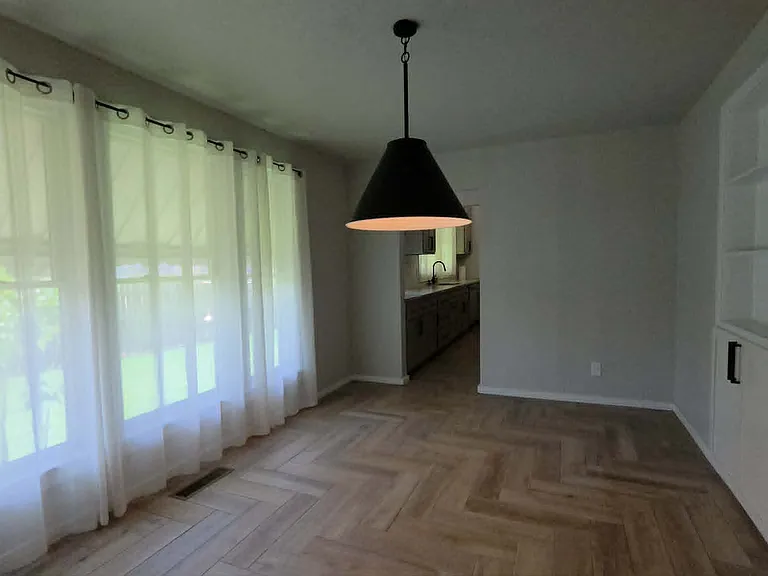 804 E Noble Ave — Photo 3