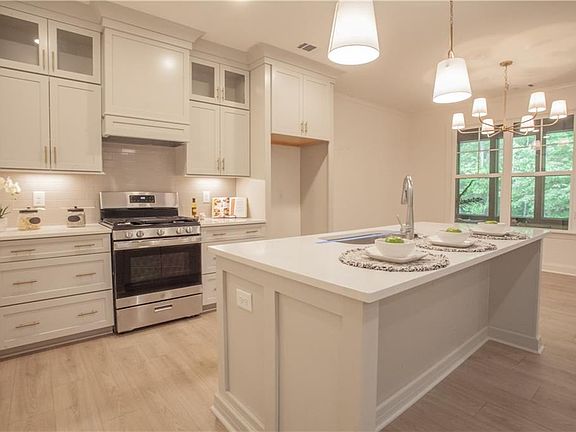 3rd image of 334 Maple View Dr