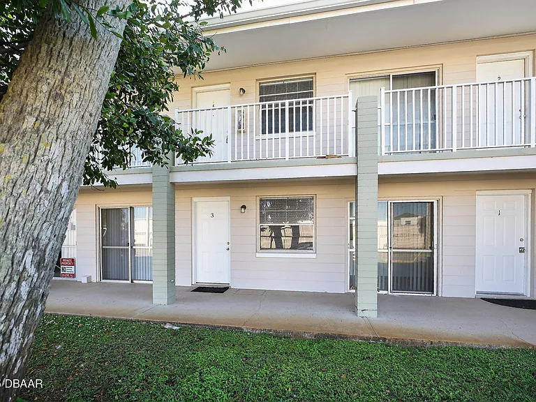 2417 N Oleander Ave — Photo 15