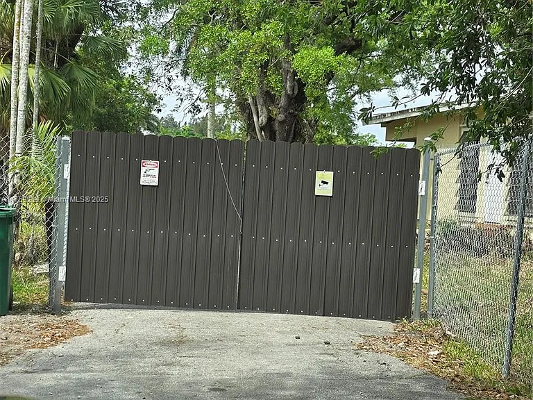 4801 SW 58th Ave — Photo 3