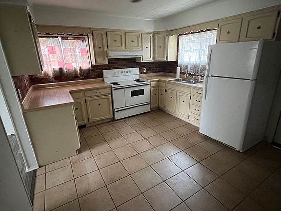 3rd image of 4263 Woodmere Dr