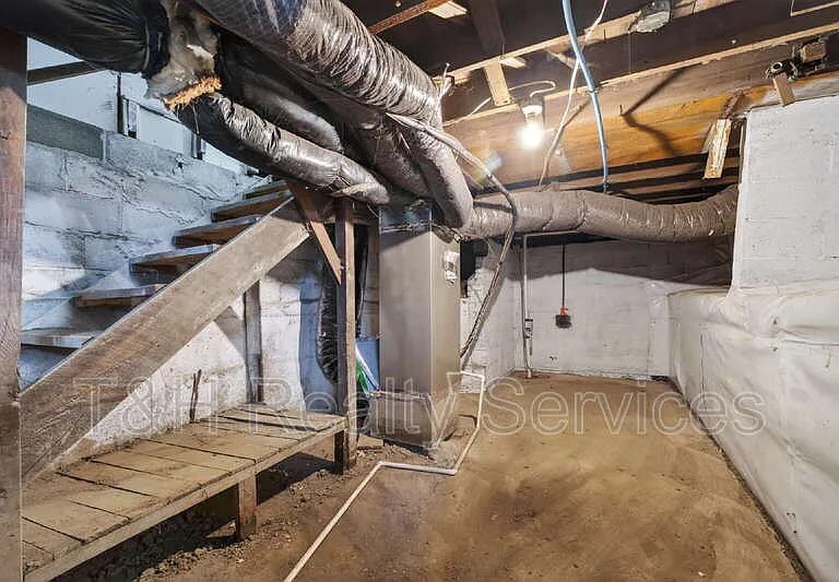926 W 32nd St — Photo 30