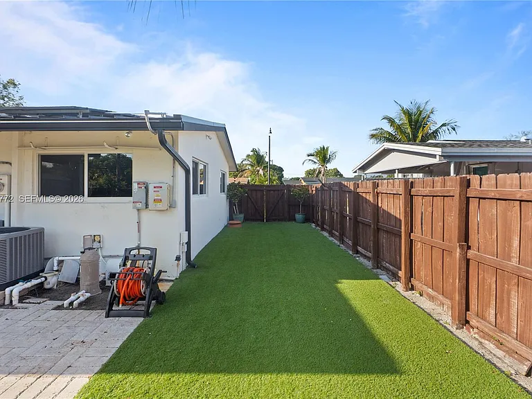 630 NE 23rd Ct — Photo 38
