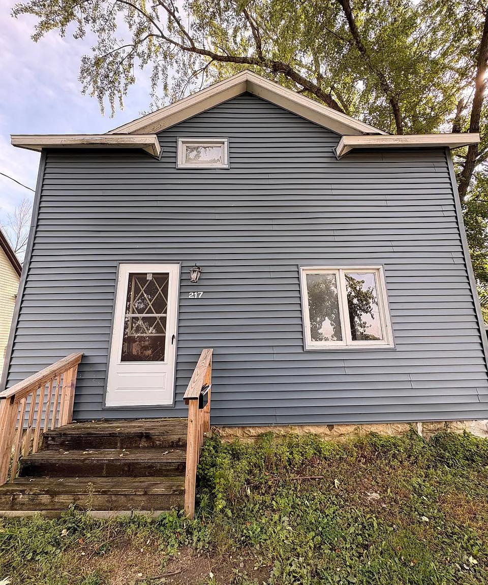 3 bed, 1.5 bath, 1213 sqft, $1,150 — Photo 1