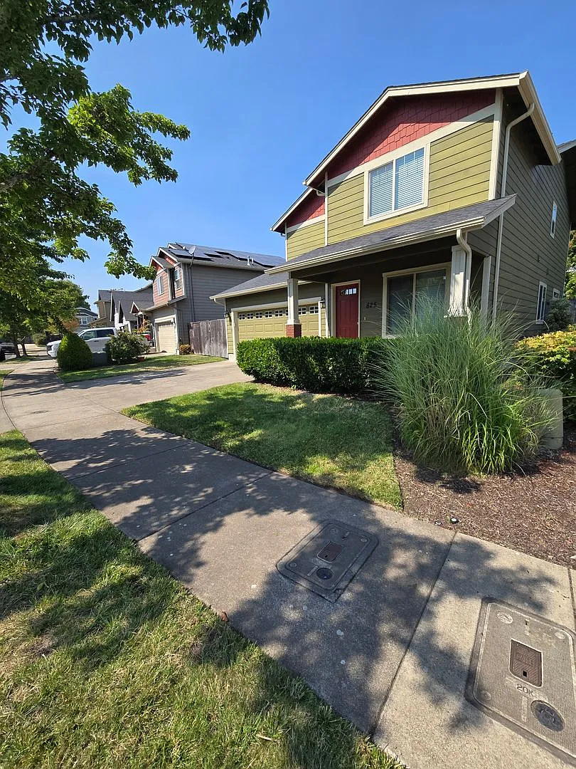 Pet Friendly 4 Bedroom, 2.5 Bathroom Home with a 2 Car Garage! — Photo 2
