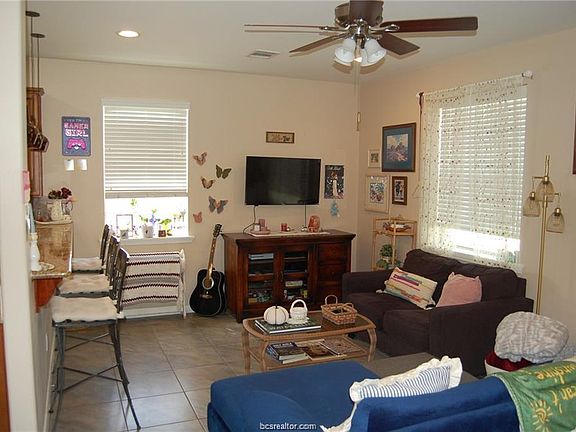 4th image of 401 Live Oak St #B