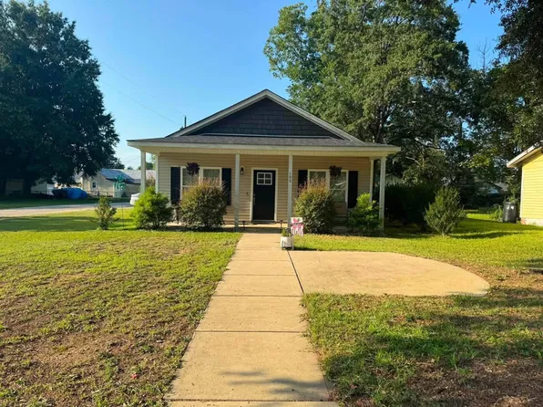 105 N North St, Benson, NC 27504