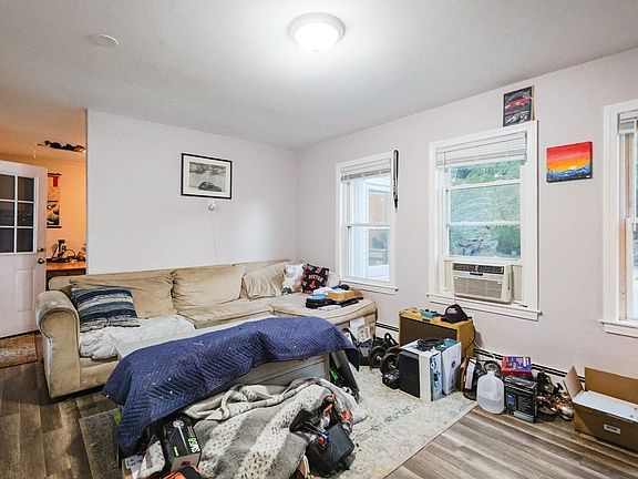 5th image of 261 Stone St