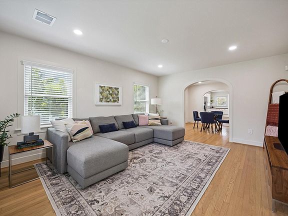 4th image of 809 Gale St