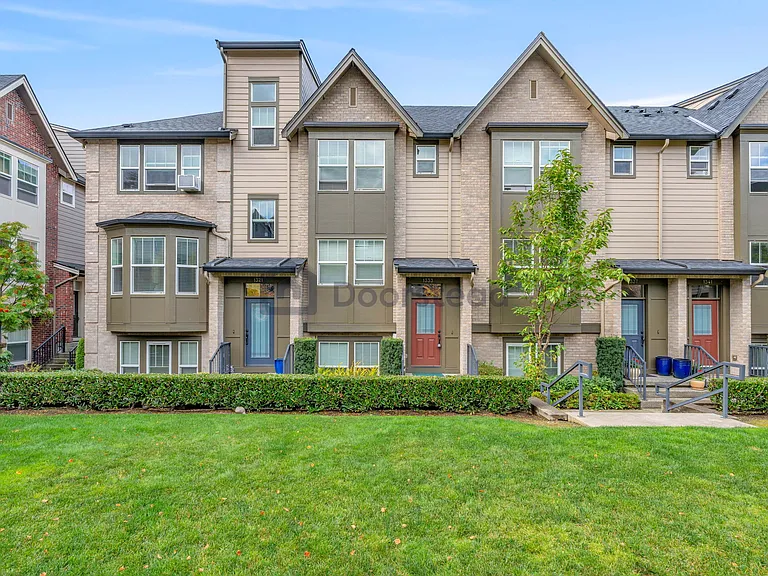 1333 Chelsea Walk NE — Photo 1