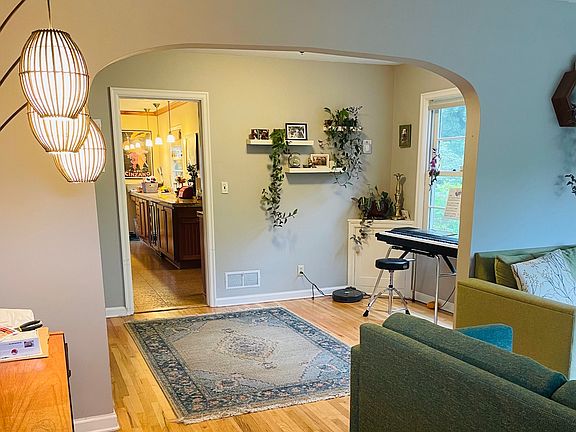 Living room to dining nook