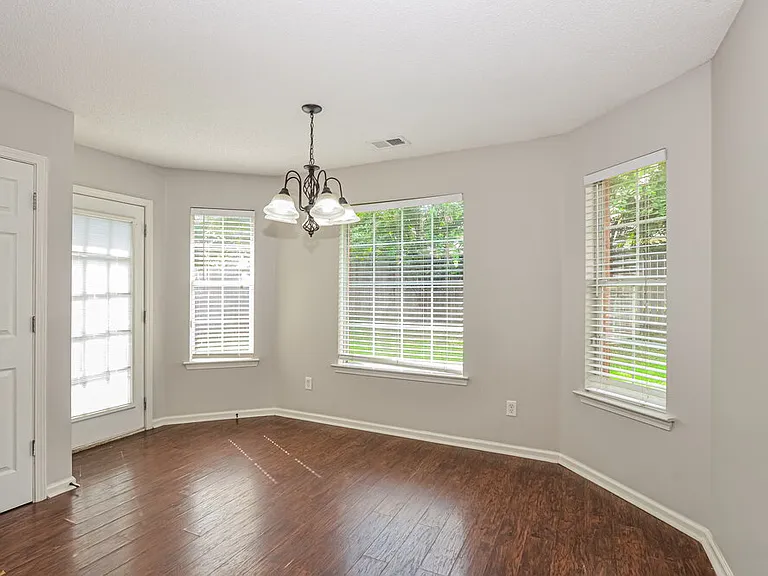 4313 Genevieve Dr — Photo 7
