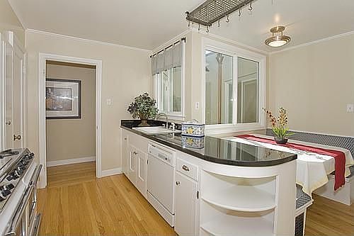 Gourmet Kitchen w/ Breakfast Nook