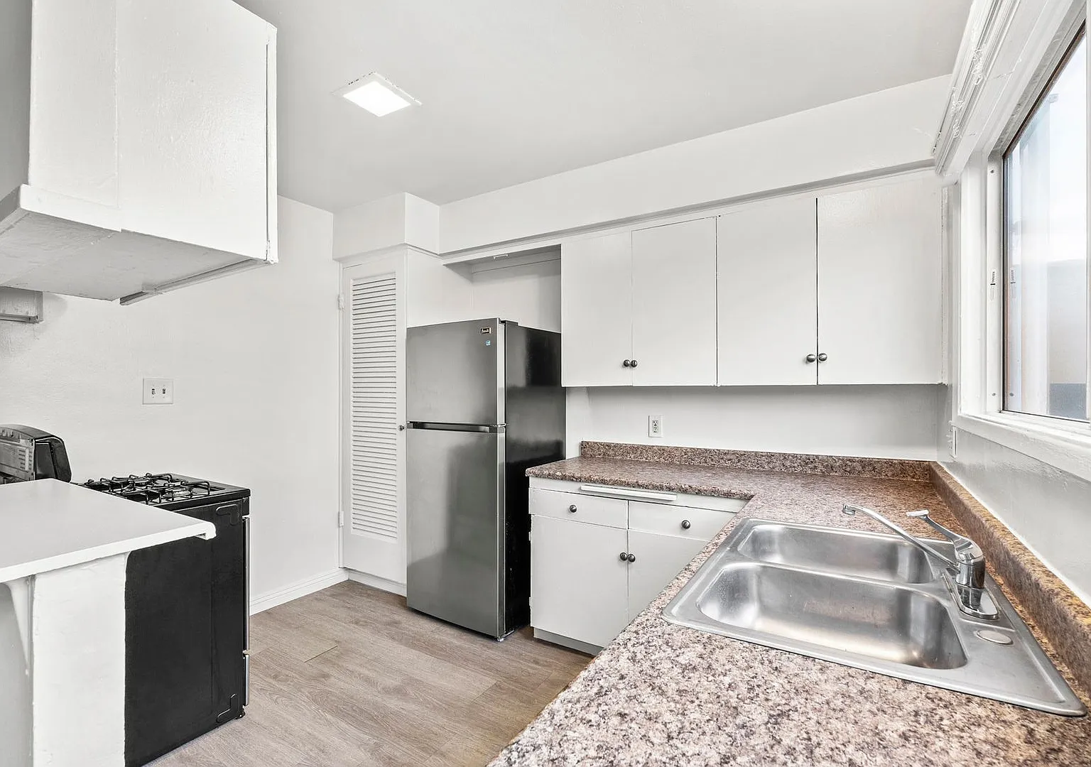 811 Cory Drive — Photo 2