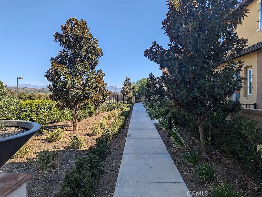 3 bed, 2.5 bath, 1840 sqft, $4,000 — Photo 3