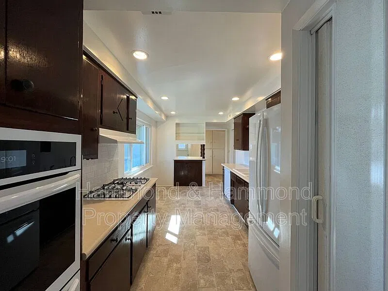 3 bed, 2.0 bath, 1672 sqft, $3,995 — Photo 4