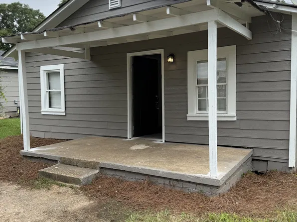 725 Glenn Robertson Dr, Lagrange, GA 30241