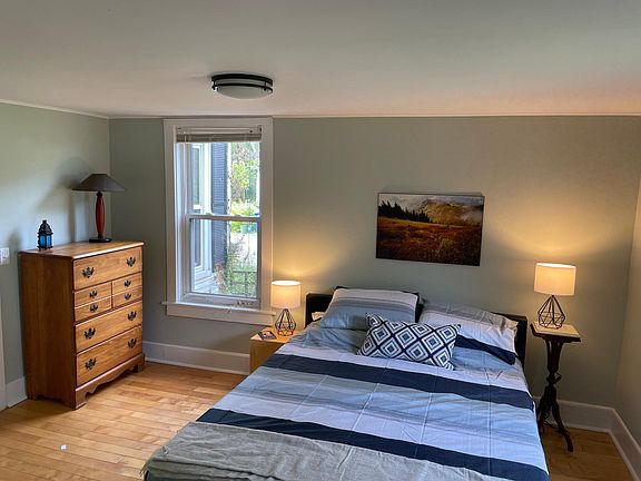 Expansive main bedroom, queen tuft and needle luxury bed, brand new linens, iphone/usb plugs by bed, window facing the quiet backyard gardens