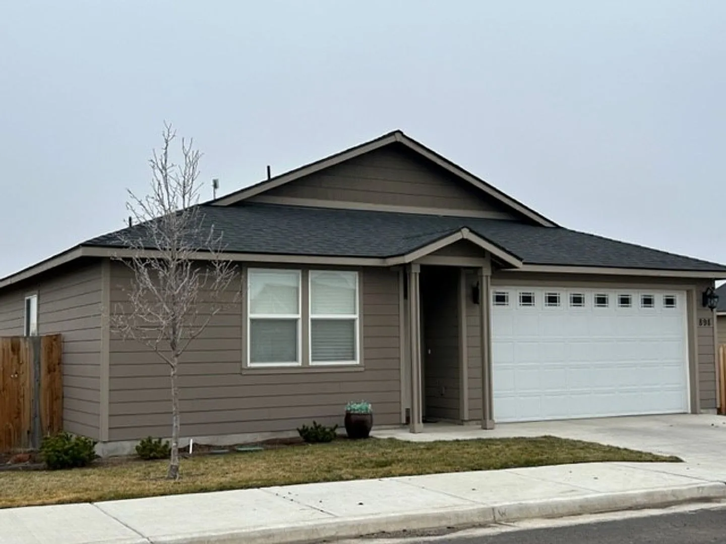 Modern 3-Bedroom Home with Large Fenced Backyard — Photo 1