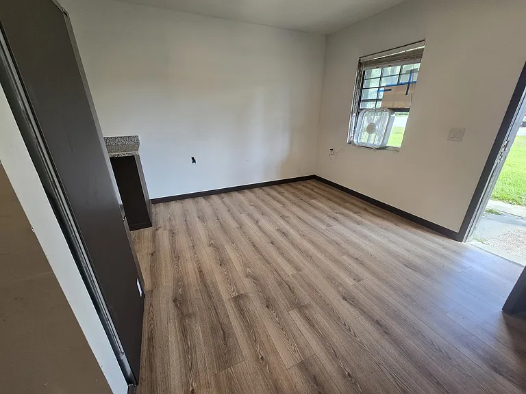 896 Pauline St — Photo 8