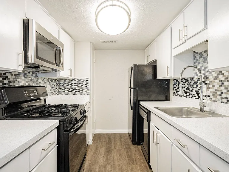 Aero White Rock — Photo 33