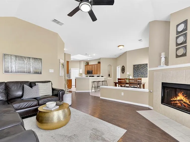 1369 Royal Oaks Dr — Photo 6