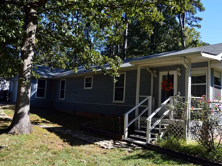 417 Houston Dr — Photo 2