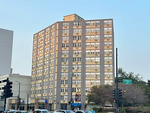 6415 N Sheridan Rd Photo 1