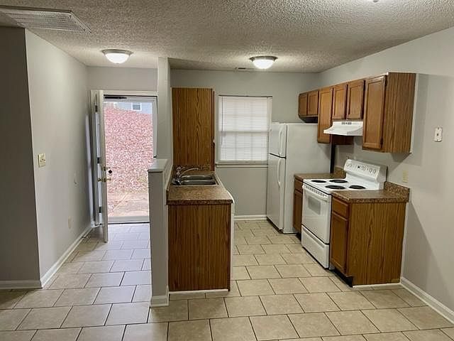 Kitchen and entrance.