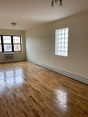 5th image of 753 Elton Ave #4A