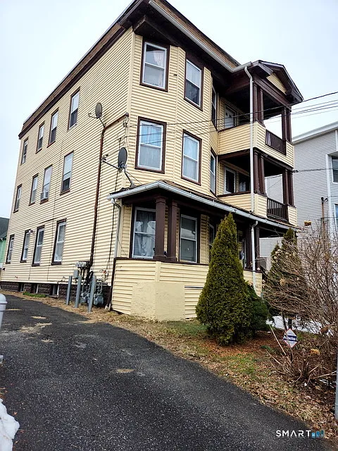 Building Photo - 463 Logan St #2