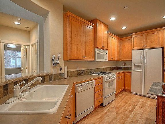 3rd image of 1392 Huckleberry Cir #1392
