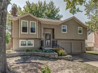 15330 S Summertree Ln, Olathe, KS 66062