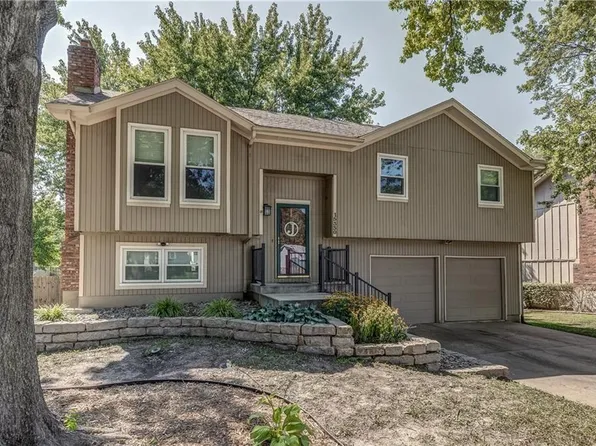 15330 S Summertree Ln, Olathe, KS 66062