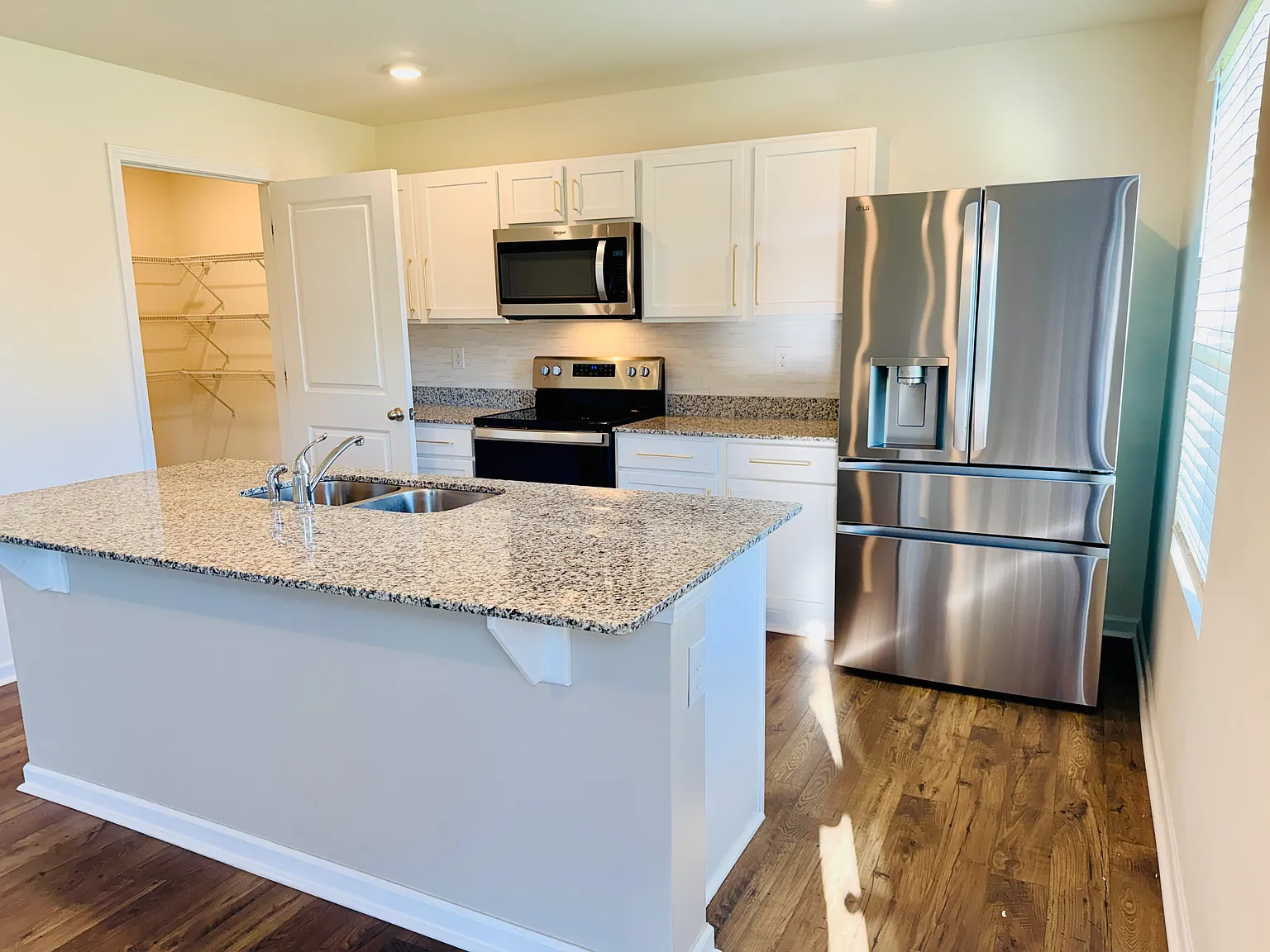 4 bed, 2164 sqft, $2,395 — Photo 4