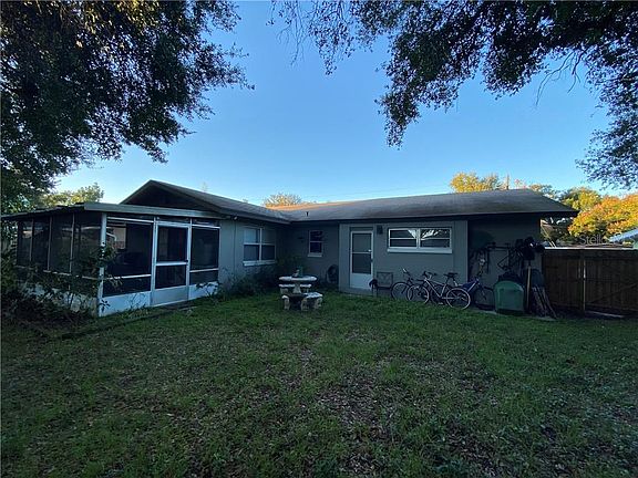 3rd image of 406 Oakwood Ct