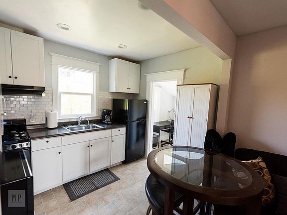 4th image of 104 W Fulton St #B