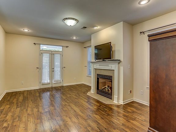 4th image of 1359 Island Pl E