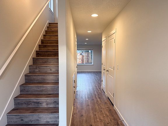 2nd image of 505 NW Hillcrest Dr