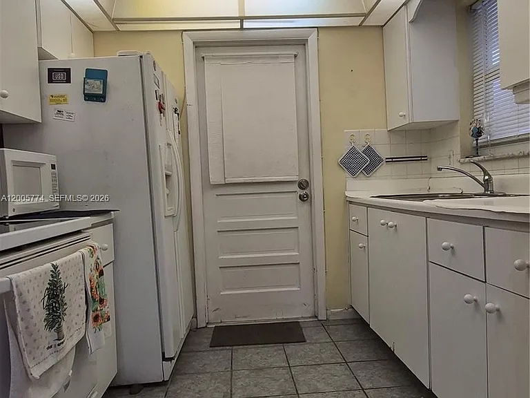 415 NE 2nd St #202 — Photo 15